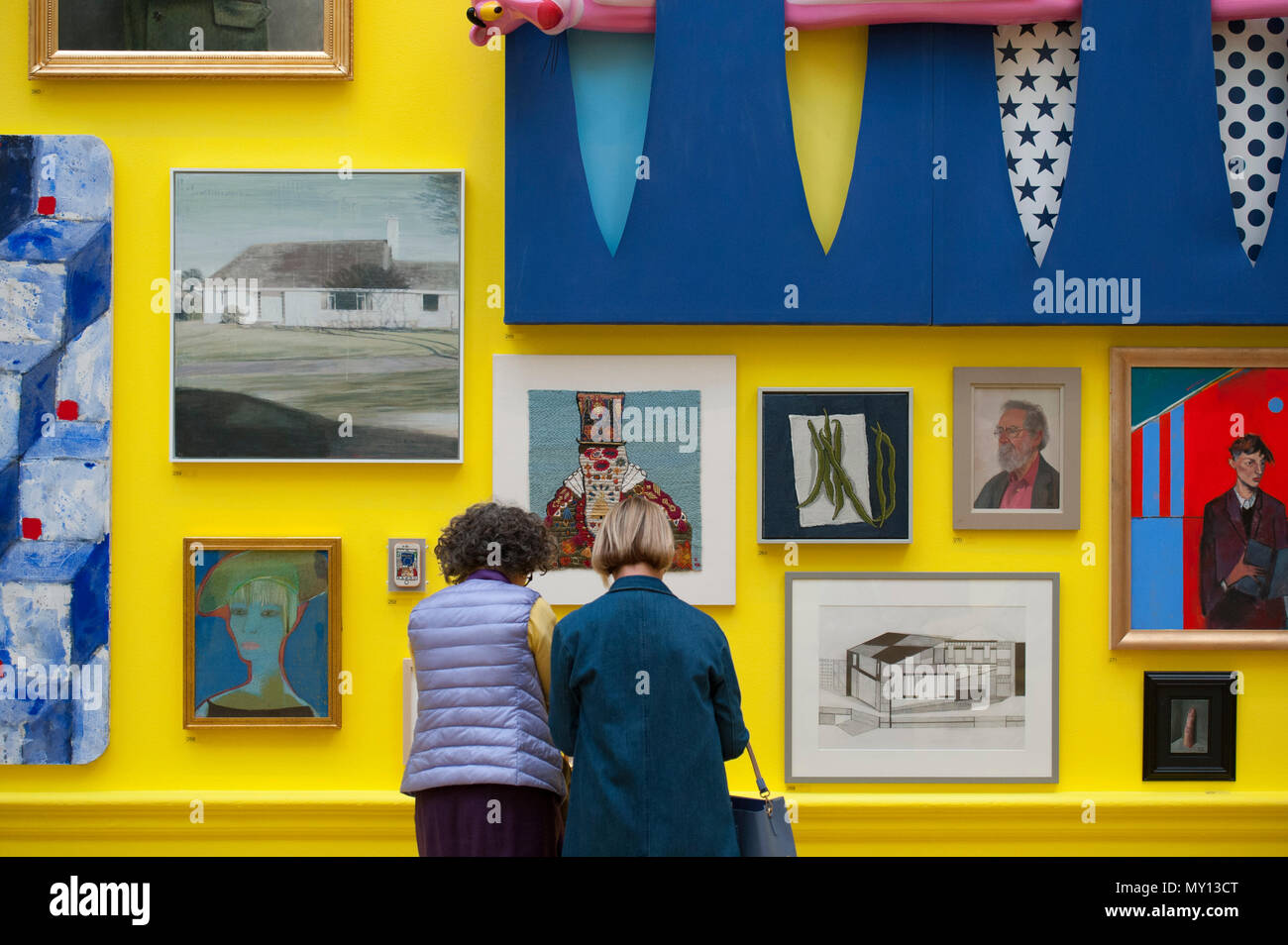 Burlington House, Londres, Royaume-Uni. 5 juin, 2018. La Royal Academy Summer Exhibition annuelle du célèbre son 250e anniversaire. Pour marquer cet événement, l'exposition est coordonnée par Grayson Perry RA, qui, avec son comité d'autres artistes ont choisi plus de 1 300 œuvres dans un éventail de techniques. Il y a une sculpture monumentale par Anish Kapoor RA dans la cour, et dans les galeries, vous trouverez de vastes nouvelles oeuvres de David Hockney RA et Joana Vasconcelos. Credit : Malcolm Park editorial/Alamy Live News Banque D'Images