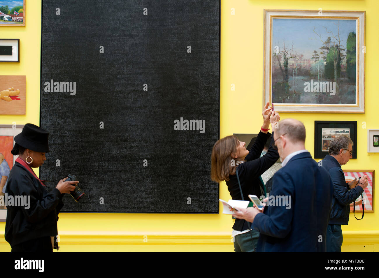 Burlington House, Londres, Royaume-Uni. 5 juin, 2018. La Royal Academy Summer Exhibition annuelle du célèbre son 250e anniversaire. Pour marquer cet événement, l'exposition est coordonnée par Grayson Perry RA, qui, avec son comité d'autres artistes ont choisi plus de 1 300 œuvres dans un éventail de techniques. Il y a une sculpture monumentale par Anish Kapoor RA dans la cour, et dans les galeries, vous trouverez de vastes nouvelles oeuvres de David Hockney RA et Joana Vasconcelos. Credit : Malcolm Park editorial/Alamy Live News Banque D'Images