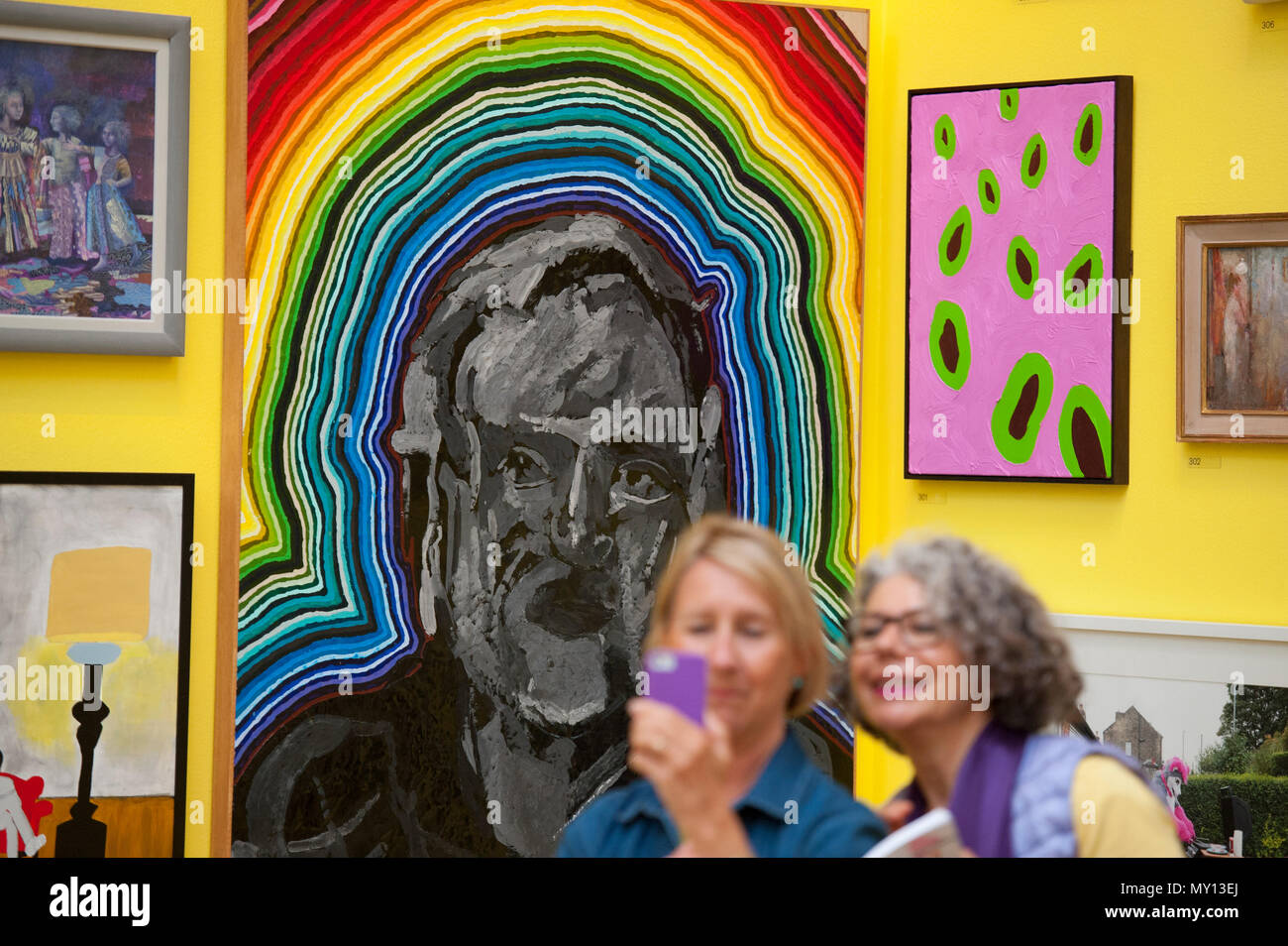 Burlington House, Londres, Royaume-Uni. 5 juin, 2018. La Royal Academy Summer Exhibition annuelle du célèbre son 250e anniversaire. Pour marquer cet événement, l'exposition est coordonnée par Grayson Perry RA, qui, avec son comité d'autres artistes ont choisi plus de 1 300 œuvres dans un éventail de techniques. Il y a une sculpture monumentale par Anish Kapoor RA dans la cour, et dans les galeries, vous trouverez de vastes nouvelles oeuvres de David Hockney RA et Joana Vasconcelos. Credit : Malcolm Park editorial/Alamy Live News Banque D'Images