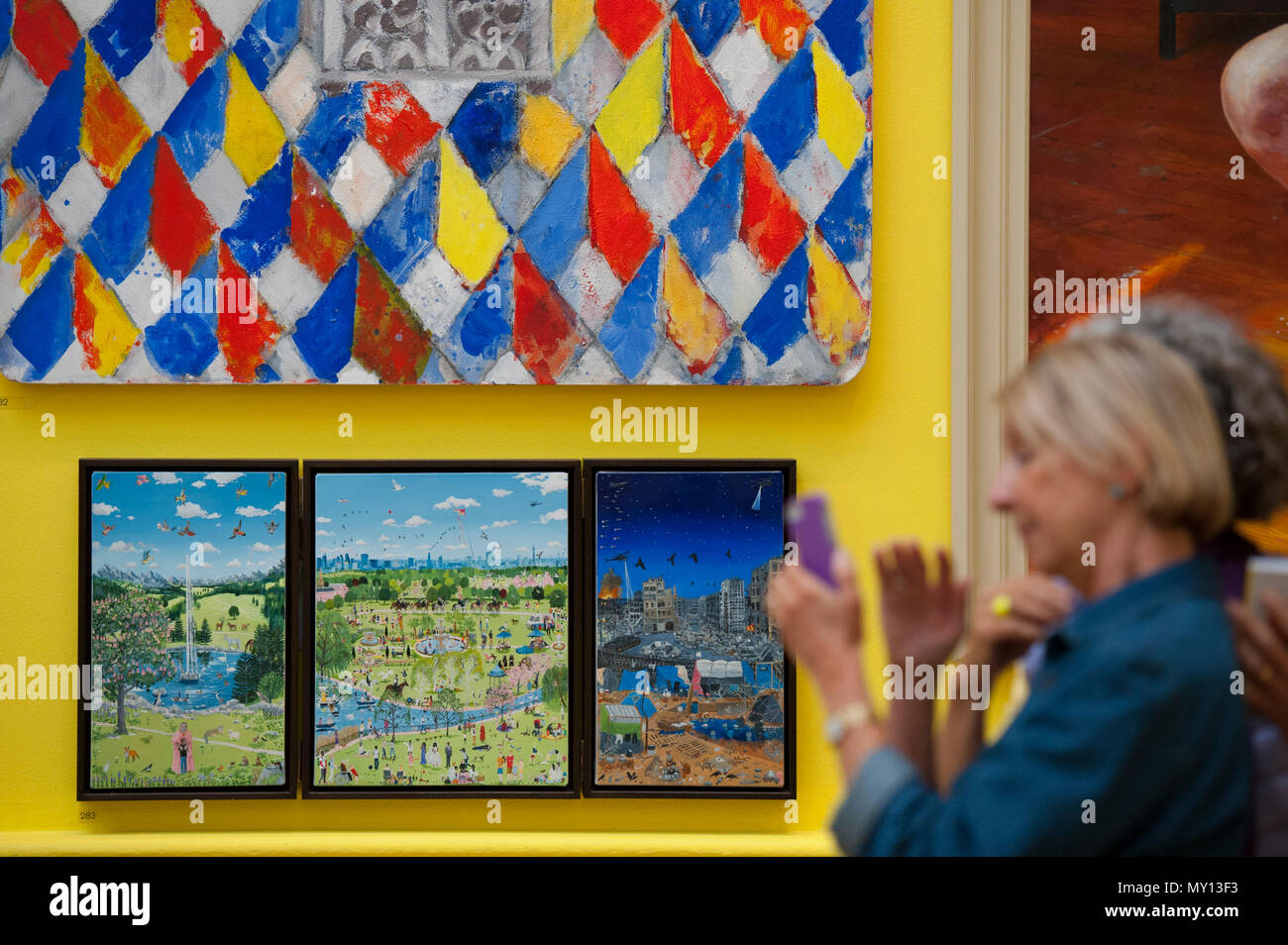 Burlington House, Londres, Royaume-Uni. 5 juin, 2018. La Royal Academy Summer Exhibition annuelle du célèbre son 250e anniversaire. Pour marquer cet événement, l'exposition est coordonnée par Grayson Perry RA, qui, avec son comité d'autres artistes ont choisi plus de 1 300 œuvres dans un éventail de techniques. Il y a une sculpture monumentale par Anish Kapoor RA dans la cour, et dans les galeries, vous trouverez de vastes nouvelles oeuvres de David Hockney RA et Joana Vasconcelos. Credit : Malcolm Park editorial/Alamy Live News Banque D'Images