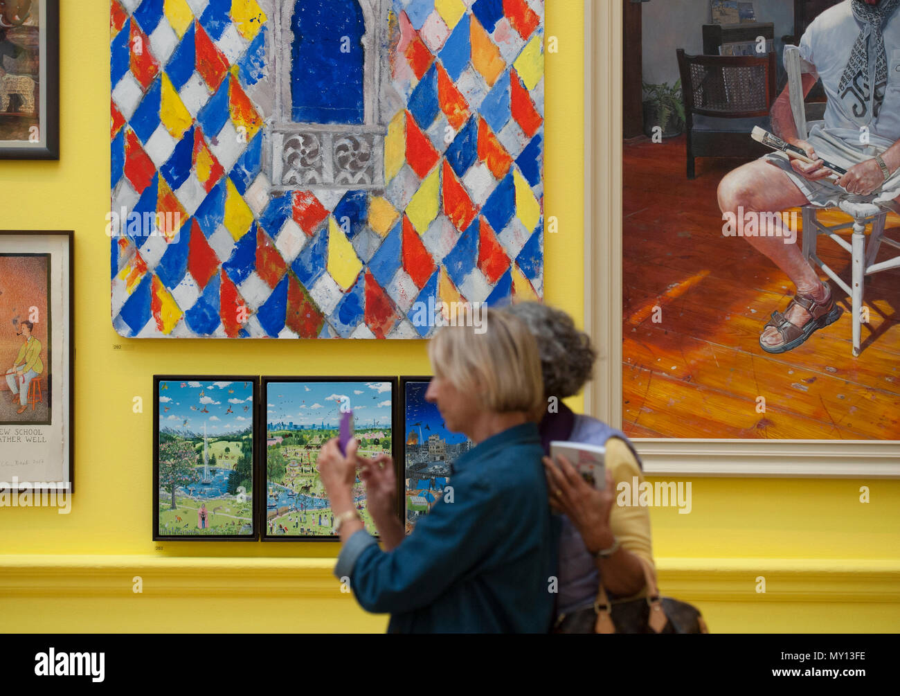 Burlington House, Londres, Royaume-Uni. 5 juin, 2018. La Royal Academy Summer Exhibition annuelle du célèbre son 250e anniversaire. Pour marquer cet événement, l'exposition est coordonnée par Grayson Perry RA, qui, avec son comité d'autres artistes ont choisi plus de 1 300 œuvres dans un éventail de techniques. Il y a une sculpture monumentale par Anish Kapoor RA dans la cour, et dans les galeries, vous trouverez de vastes nouvelles oeuvres de David Hockney RA et Joana Vasconcelos. Credit : Malcolm Park editorial/Alamy Live News Banque D'Images