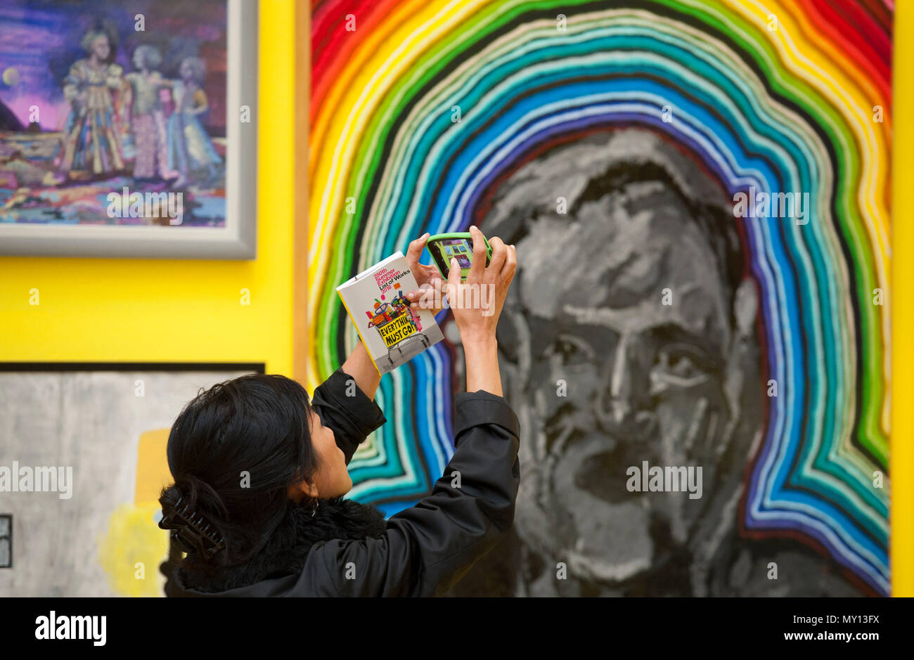 Burlington House, Londres, Royaume-Uni. 5 juin, 2018. La Royal Academy Summer Exhibition annuelle du célèbre son 250e anniversaire. Pour marquer cet événement, l'exposition est coordonnée par Grayson Perry RA, qui, avec son comité d'autres artistes ont choisi plus de 1 300 œuvres dans un éventail de techniques. Il y a une sculpture monumentale par Anish Kapoor RA dans la cour, et dans les galeries, vous trouverez de vastes nouvelles oeuvres de David Hockney RA et Joana Vasconcelos. Credit : Malcolm Park editorial/Alamy Live News Banque D'Images