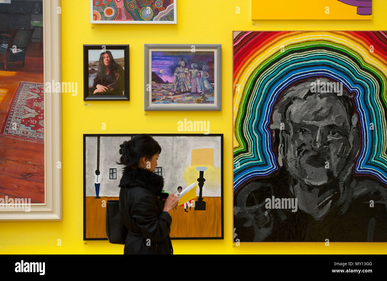 Burlington House, Londres, Royaume-Uni. 5 juin, 2018. La Royal Academy Summer Exhibition annuelle du célèbre son 250e anniversaire. Pour marquer cet événement, l'exposition est coordonnée par Grayson Perry RA, qui, avec son comité d'autres artistes ont choisi plus de 1 300 œuvres dans un éventail de techniques. Il y a une sculpture monumentale par Anish Kapoor RA dans la cour, et dans les galeries, vous trouverez de vastes nouvelles oeuvres de David Hockney RA et Joana Vasconcelos. Credit : Malcolm Park editorial/Alamy Live News Banque D'Images