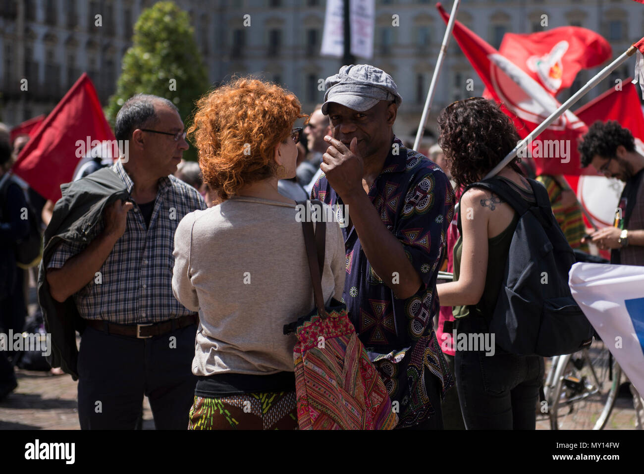 Turin, Italie. 5 juin, 2018. En vertu de la solidarité Préfecture de Turin pour Soumaila Sacko, travailleur migrants tués à Goia Tauro Crédit : Stefano Guidi/ZUMA/Alamy Fil Live News Banque D'Images