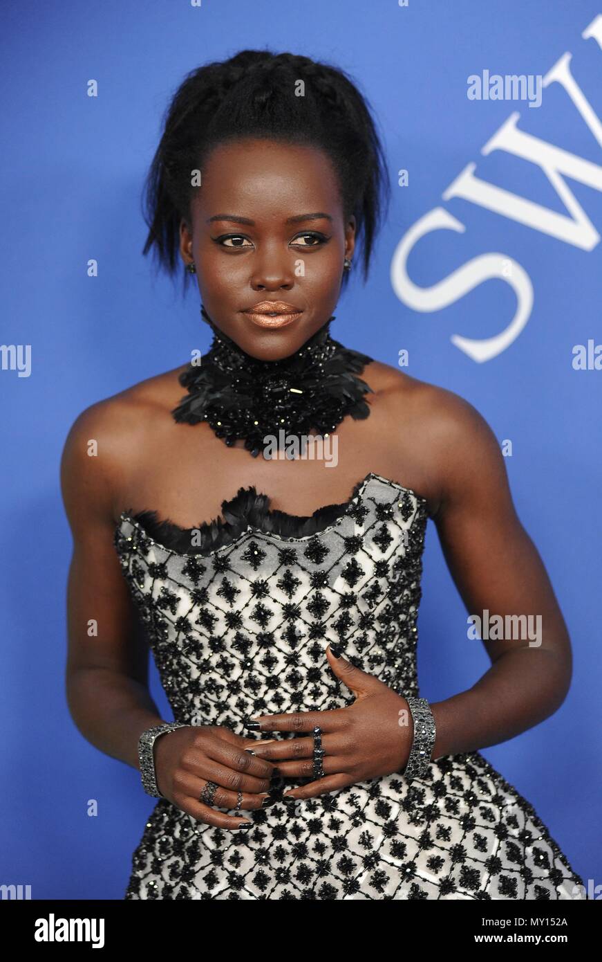 Lupita Nyong'o au niveau des arrivées pour 2018 CFDA Fashion Awards, Brooklyn Museum, Brooklyn, NY, le 4 juin 2018. Photo par : Kristin Callahan/Everett Collection Banque D'Images