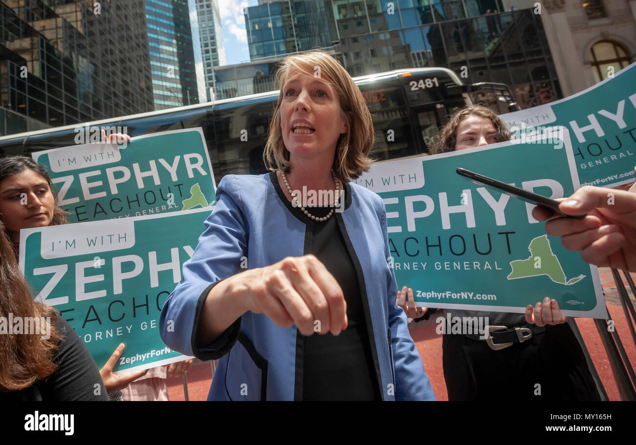 New York, USA. 5 juin, 2018. Comité permanent sur la cinquième avenue par Trump Tower Zephyr Teachout NYS démocratique partisans rejoint le mardi 5 juin 2018, alors qu'elle annonce qu'elle est de rejoindre le domaine et le fonctionnement de l'État de New York, en remplacement du procureur général Eric disgracié Schneiderman qui a démissionné. Teachout a fait l'annonce le premier jour de pétitionner, qu'elle a à faire pour obtenir sur les bulletins n'ayant pas obtenu 25  % des votes des délégués lors du récent congrès de l'État démocratique. (© Richard B. Levine) Crédit : Richard Levine/Alamy Live News Banque D'Images