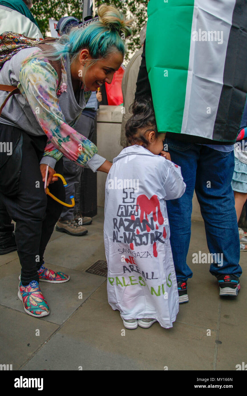 Londres, Royaume-Uni. 5 juin, 2018. Enfant habillé en infirmière palestinienne Razan Al-Najar, qui a été récemment tué par Tsahal à Gaza Crédit : Alex Cavendish/Alamy Live News Banque D'Images