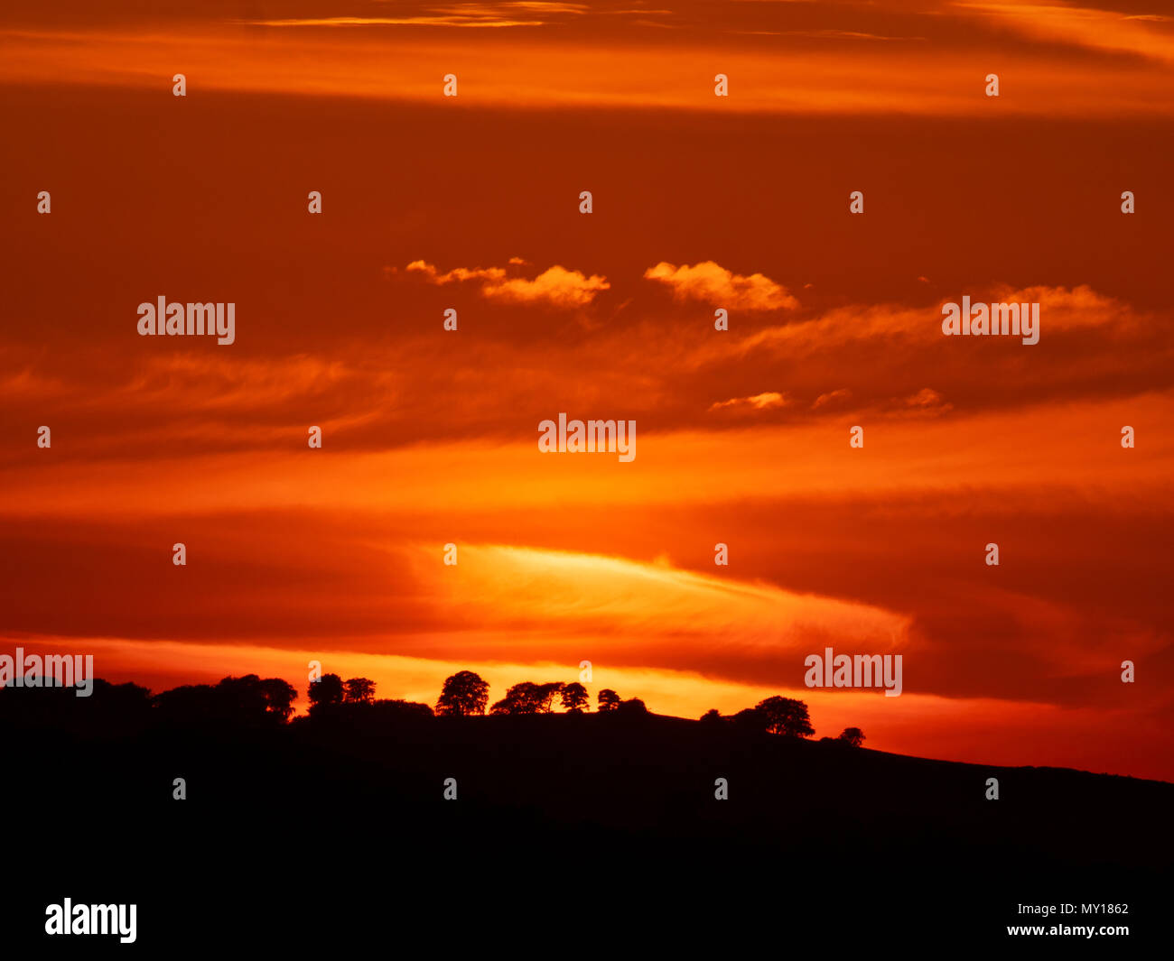 Ashbourne, Derbyshire. Juin 2018, 5ème. Météo France : spectaculaire coucher de soleil sur l'ancienne woods Hazleton touffe Cairn près de Thorpe prises de Ashbourne Derbyshire, parc national de Peak District de : Doug Blane/Alamy Live News Banque D'Images