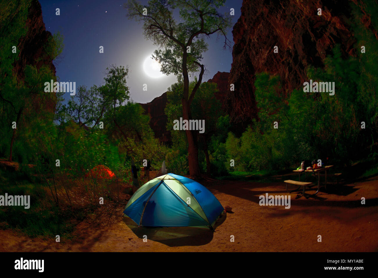 Camping sur Havasupai nuit de pleine lune Banque D'Images