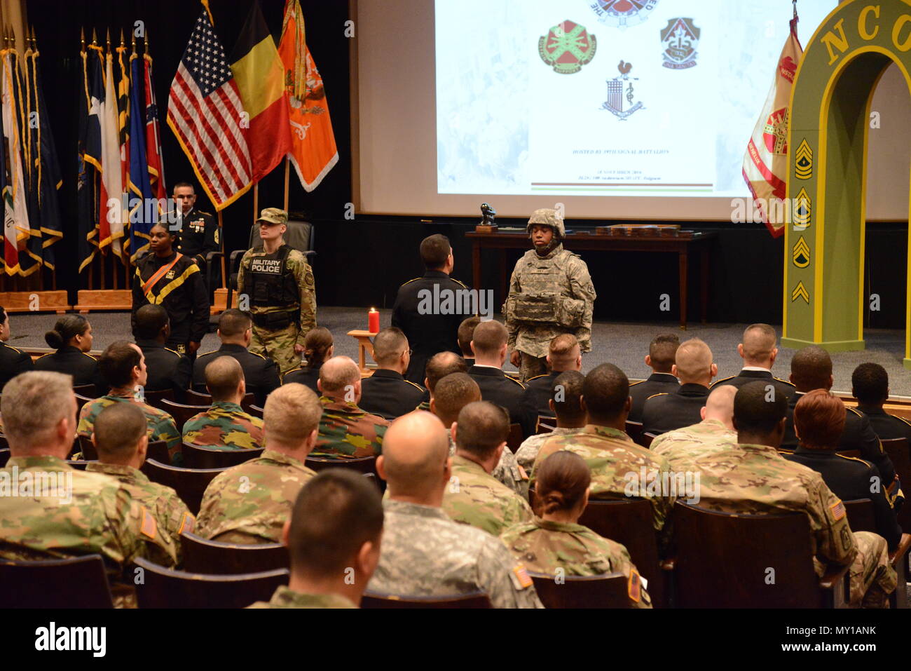 Des soldats de la garnison de l'armée américaine avec chacun un tour du Benelux s'implique pour l'une des nouvelles Benelux les sous-officiers (s/off) et une demande de parole, de façon à s'assurer qu'ils sont soignés et nourris, ou traités avec respect, ou tenu au courant, ou d'être dirigé avec sagesse au cours de garnison de l'ARMÉE AMÉRICAINE SOUS-OFFICIER Benelux de la cérémonie organisé par 39e Bataillon du signal dans le Grand quartier général des Puissances alliées en Europe (SHAPE) Bâtiment principal auditorium, Mons, Belgique, 18 novembre 2016. Cette partie de la cérémonie s'appelle "la demande d'un soldat" (U.S. Photo de l'armée par Visual Spécialiste de l'information Henri Camb Banque D'Images