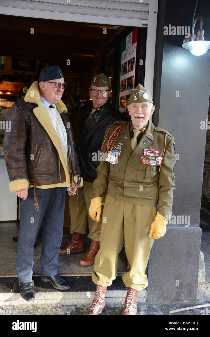 Un vétéran belge affecté au 101st Airborne participe à un défilé lors de la commémoration de la bataille des Ardennes de la seconde Guerre mondiale à Bastogne, Belgique, le 10 décembre 2016. Le vétéran a servi contre l'offensive allemande pendant l'hiver 1944-45. Le défilé honore le service militaire, préserve la mémoire historique et éduque les participants sur les contributions américaines et alliées pendant la campagne des Ardennes. Banque D'Images