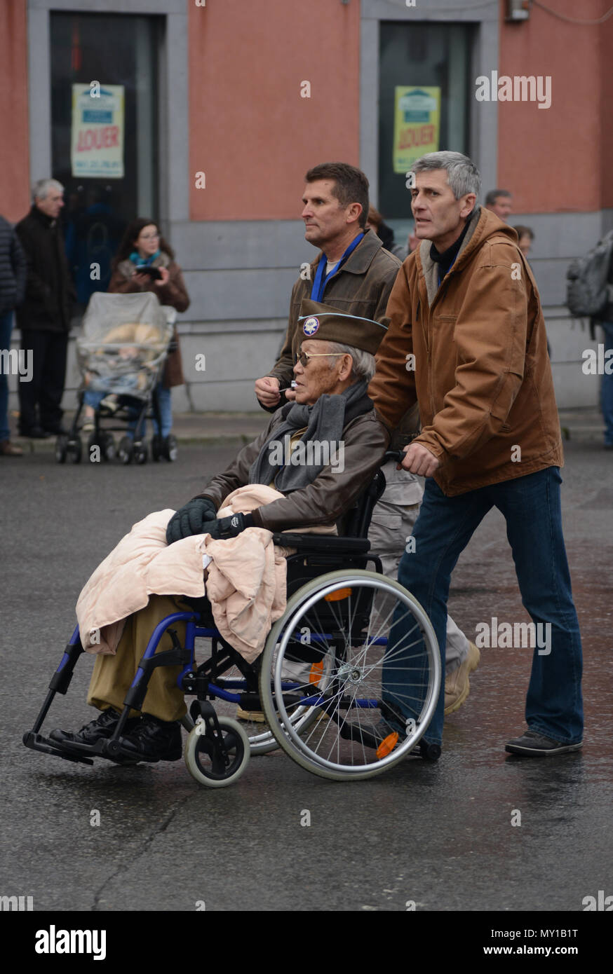 Le vétéran américain Robert Izumi, affecté à la 101e Airborne, participe à la parade au cours de la Seconde Guerre mondiale2 Bataille de Bulge, la célébration, à Bastogne, Belgique, Dec 10, 2016. Robert se sont battus contre l'offensive allemande au cours de l'hiver 44-45 (U.S. Photo de l'armée par Visual Spécialiste de l'information Pascal Demeuldre) Banque D'Images