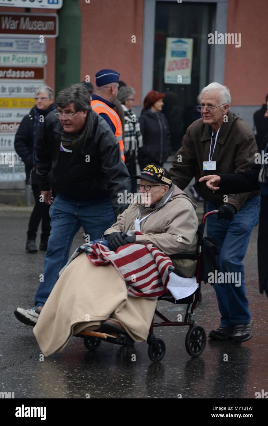 Le vétéran américain Everett G. Andrew, affecté à la 101e Airborne, participe à la parade au cours de la Seconde Guerre mondiale2 Bataille de Bulge, la célébration, à Bastogne, Belgique, Dec 10, 2016. Everett a lutté contre l'offensive allemande au cours de l'hiver 44-45 (U.S. Photo de l'armée par Visual Spécialiste de l'information Pascal Demeuldre) Banque D'Images