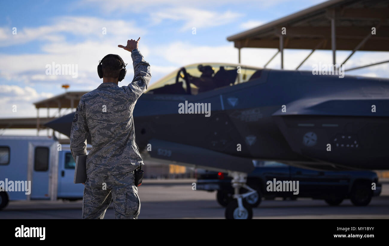 Le sergent-chef. Thomas Puckett, 57e Escadron de maintenance des aéronefs Aéronefs Aéronefs La foudre de l'unité d'entretien chef de section, envoie un F-35 Lightning II chasse affecté à la 6e Escadron d'armes à Nellis Air Force Base, au Nevada, le 29 mai 2018. Le F-35 est un des avions en l'Air Force's arsenal. (U.S. Air Force photo par un membre de la 1re classe Andrew D. Sarver) Banque D'Images