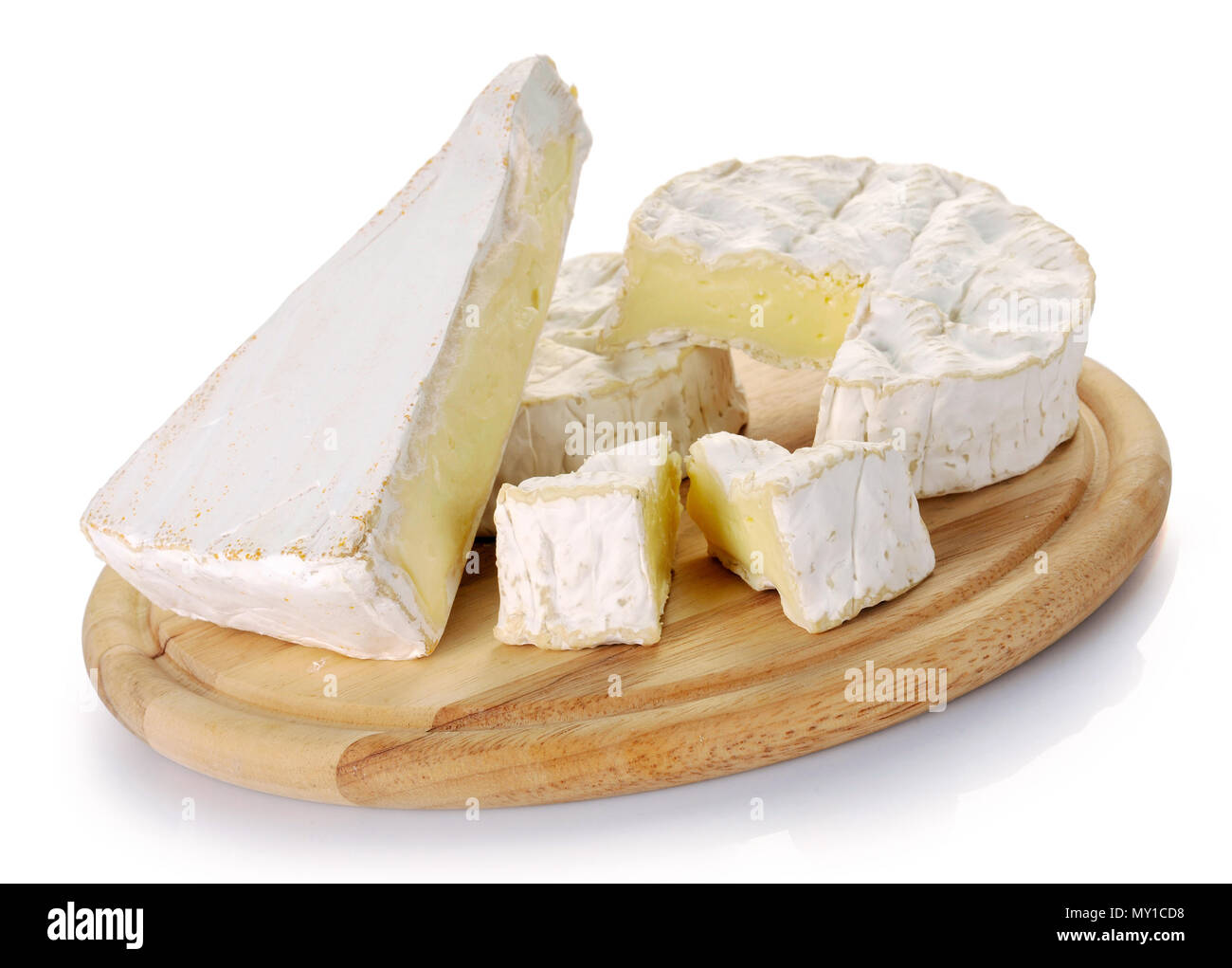 Le Camembert et le brie sur planche de bois Banque D'Images