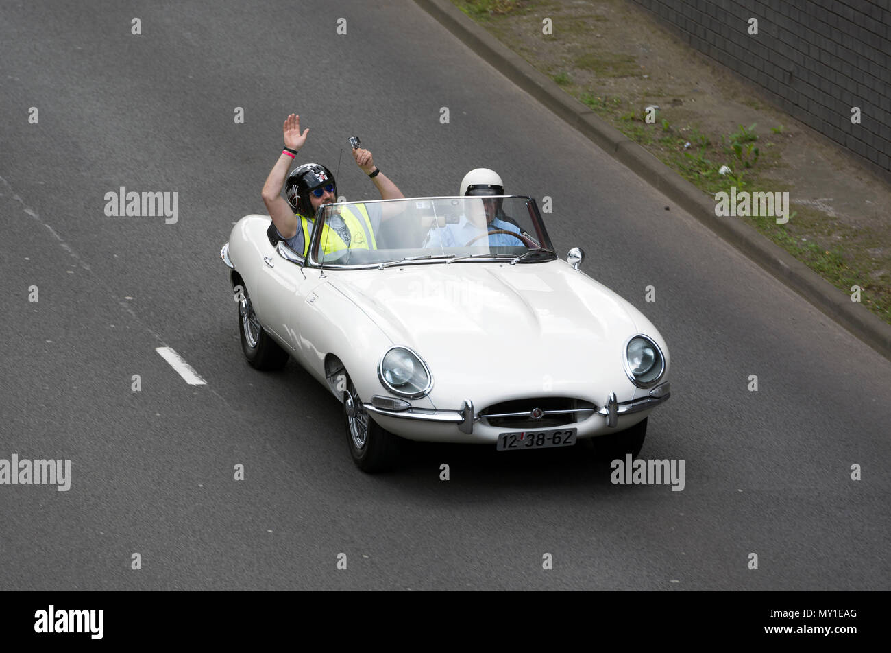 Un livre blanc E-type Jaguar 600 dans un patrimoine Performance Vitesse Voitures Tour de démonstration sur Coventry Ring Road. Banque D'Images