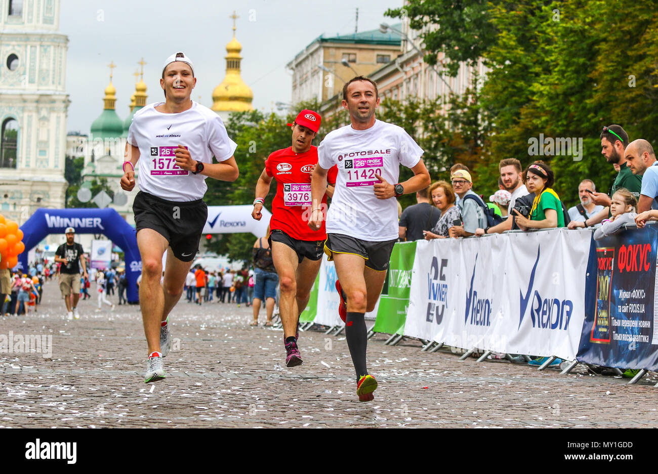 Kiev, UKRAINE - juin 3, 2018 : Les athlètes et amateurs dans les rues au cours de la 26e course de bienfaisance de châtaignier de Kiev 2018 Banque D'Images