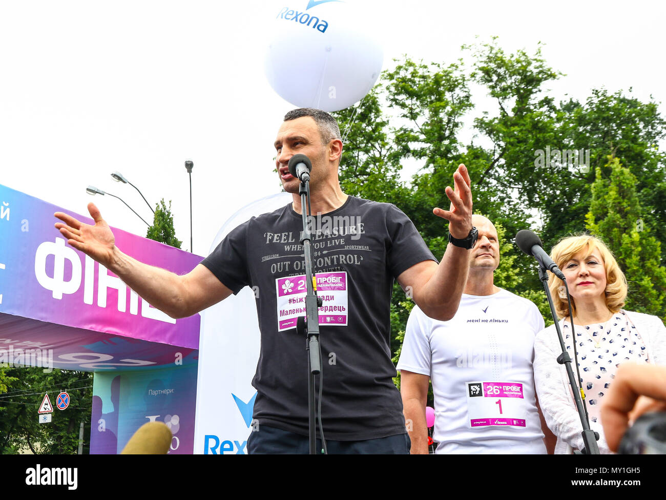 Kiev, UKRAINE - juin 3, 2018 : maire de Kiev, Vitali Klitschko ouvre la 26e course de bienfaisance de châtaignier de Kiev 2018 Banque D'Images