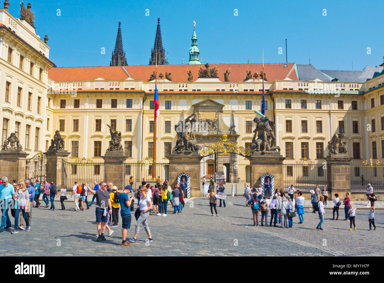 Portes du château, Hradcanske namesti, Prague, Prague, République Tchèque Banque D'Images