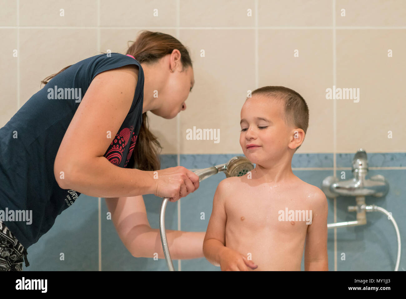 Mere Lave Son Petit Garcon Dans Un Bain A La Maison Bebe Enfant Mignon Heureux De Prendre Un Bain Photo Stock Alamy Mere Lave Son Petit Garcon Dans Un Bain A La Maison Bebe Enfant Mignon Heureux De Prendre Un Bain Photo Stock Alamy