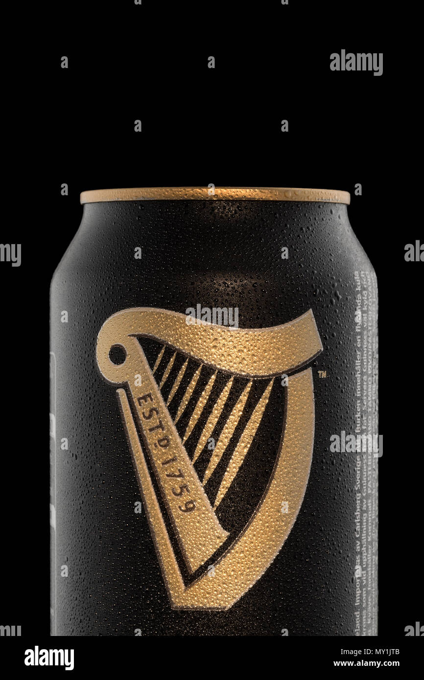 CHELYABINSK, RUSSIE - avril 11,2018 l'aluminium peut de bière Guinness publicité tourné sur fond noir Banque D'Images