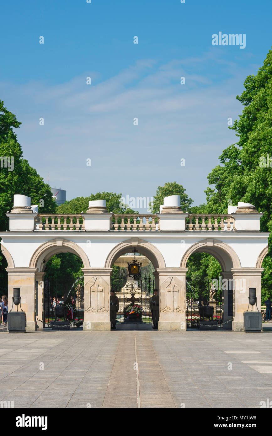 Monument de guerre Pologne, vue sur le tombeau du soldat inconnu sur la place Pilsudski (Plac Pilsudski), Varsovie, Pologne. Banque D'Images