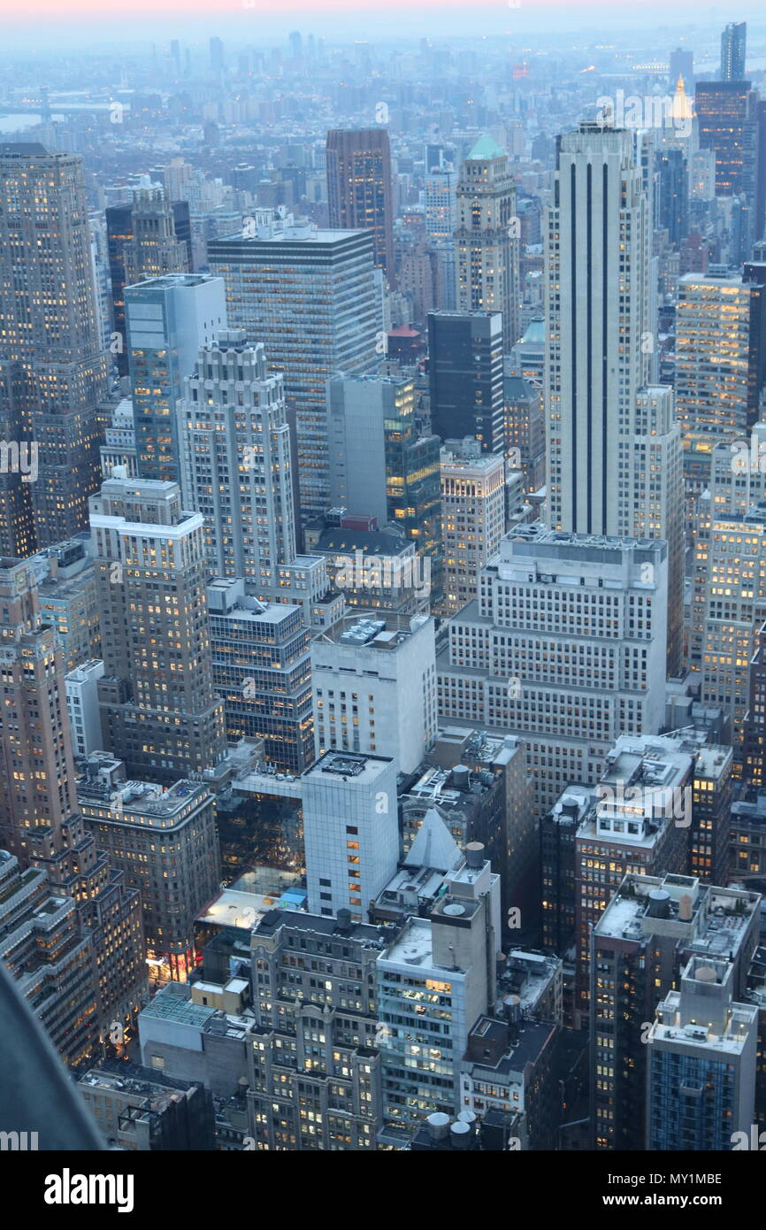 High angle vue aérienne vers le bas des bâtiments de la ville de new york Banque D'Images