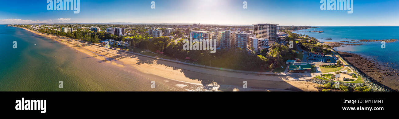 BRISBANE, AUSTRALIE - 13 MAI 2018 : aerial image de Sutton Beach area, prises par le drone. Redcliffe est une banlieue résidentielle de l'intérieur de Brisbane Banque D'Images