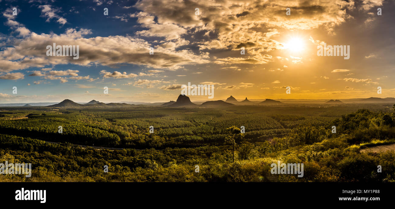 Vue panoramique de Glass House Mountains au coucher du soleil visible de Wild Horse Mountain Lookout, Australie Banque D'Images