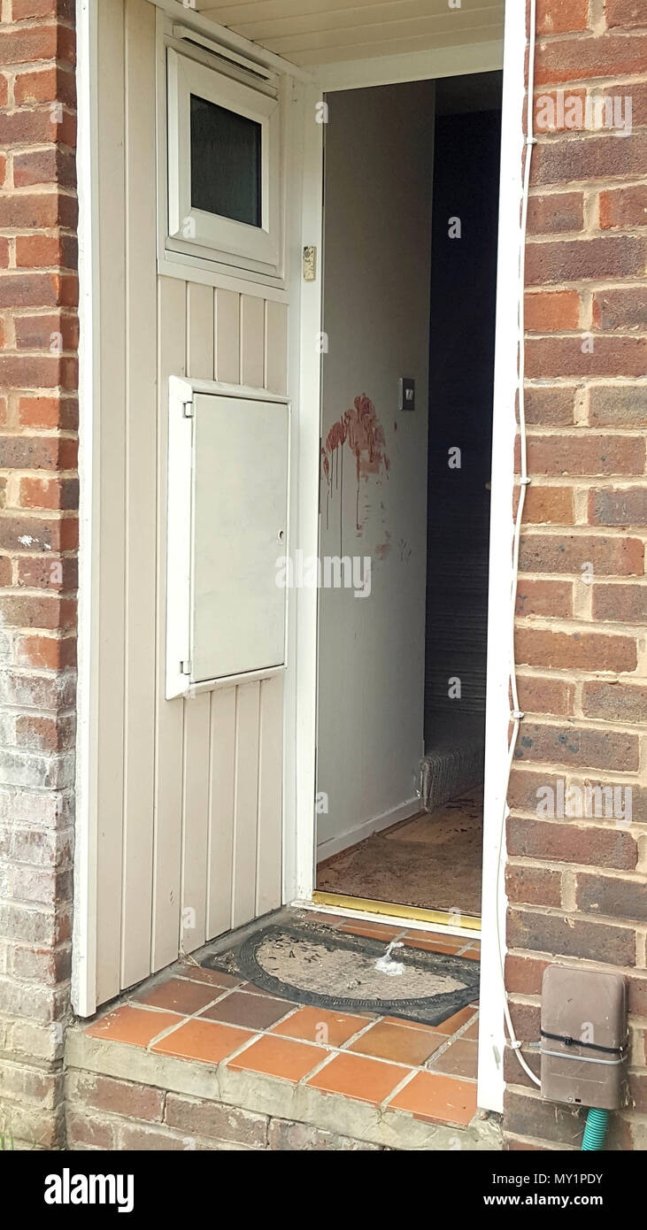 La porte d'une maison en Swinfield Fermer, Hanworth, à l'ouest de Londres, où une mère et son bébé ont été tués lundi soir. Banque D'Images