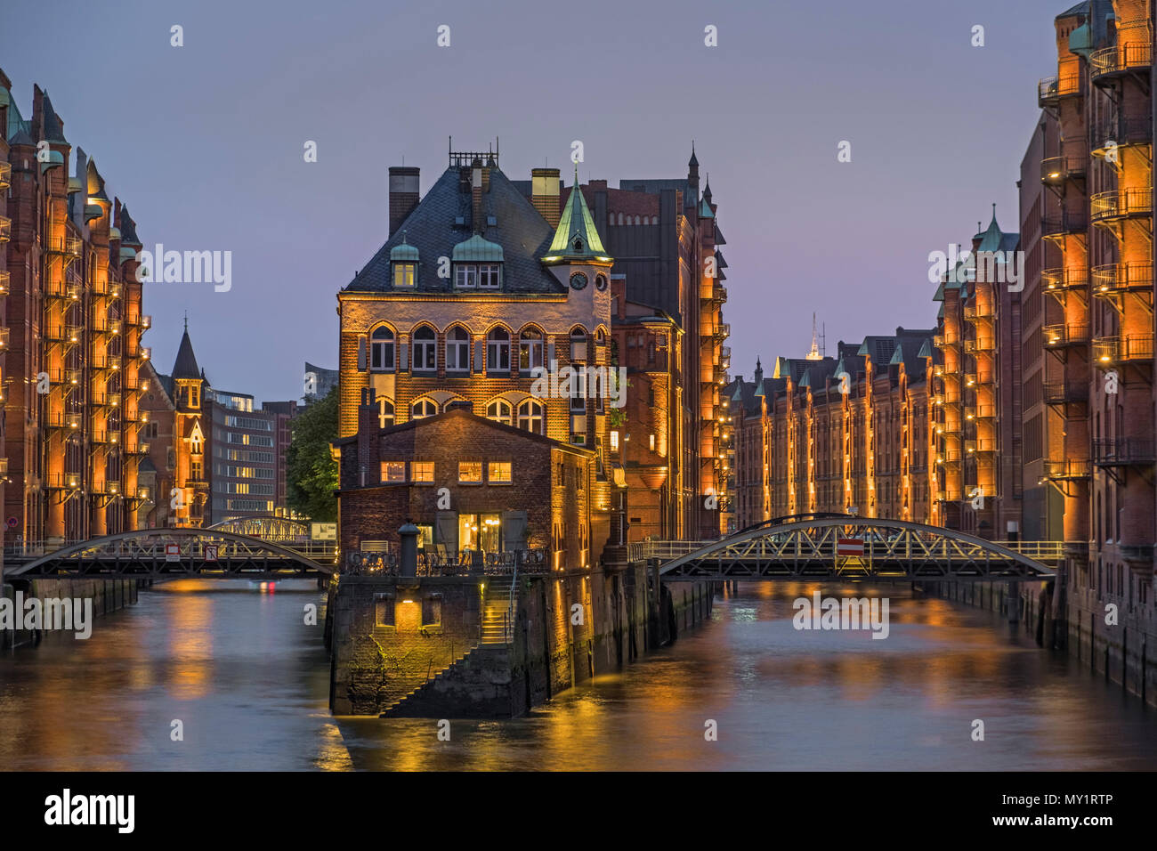 Palais de l'eau Wasserschloss warehouse district Speicherstadt HafenCity Hamburg Allemagne Banque D'Images