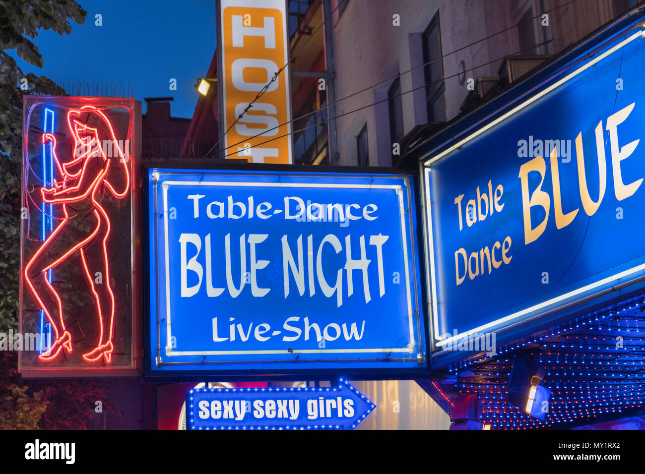 Enseignes au néon St Pauli Reeperbahn Hambourg Allemagne Banque D'Images