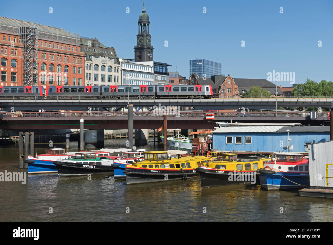 L'église St Michaelis- U Bahn et du port de Hambourg Allemagne Banque D'Images