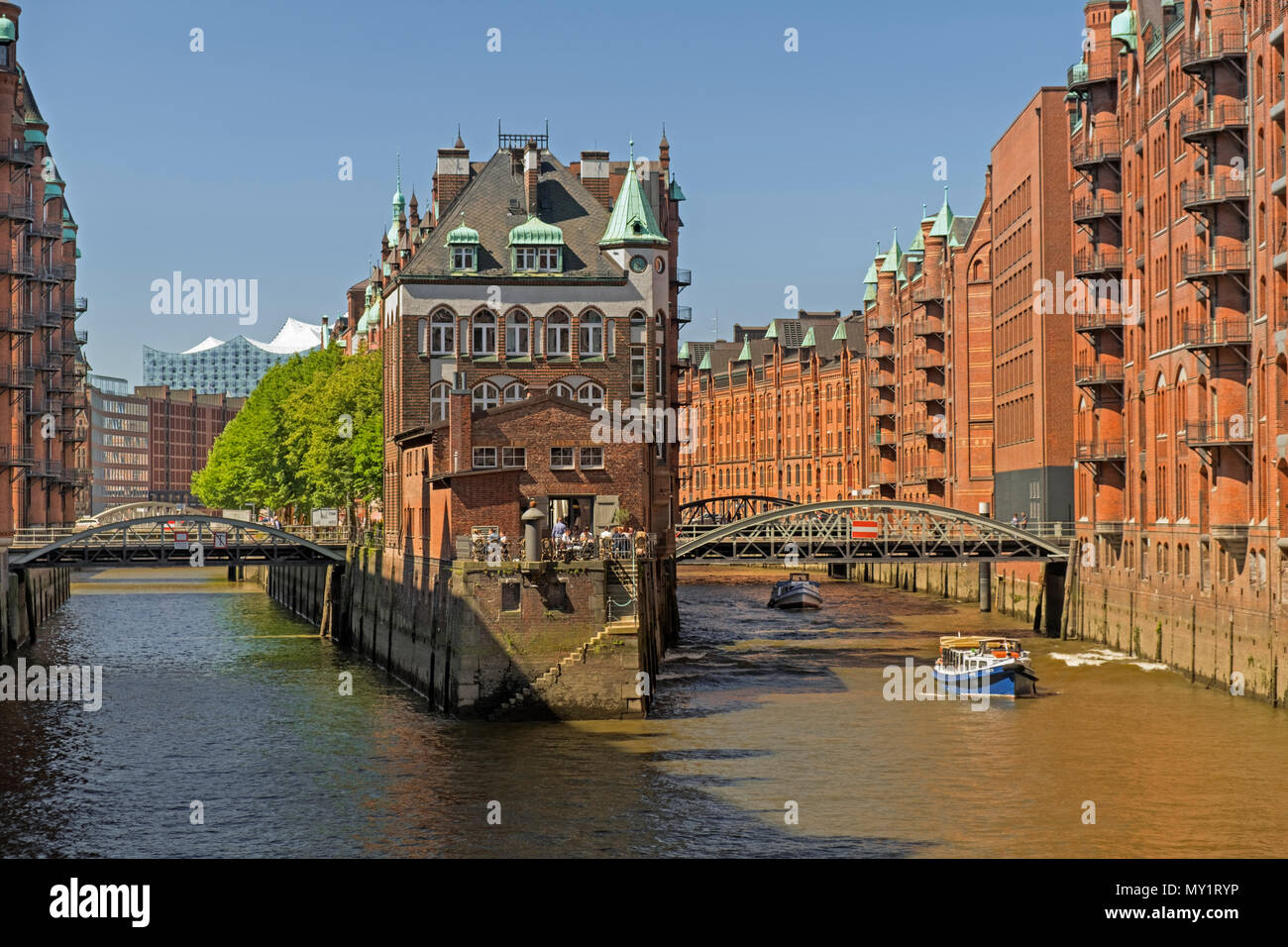 Palais de l'eau Wasserschloss warehouse district Speicherstadt HafenCity Hamburg Allemagne Banque D'Images
