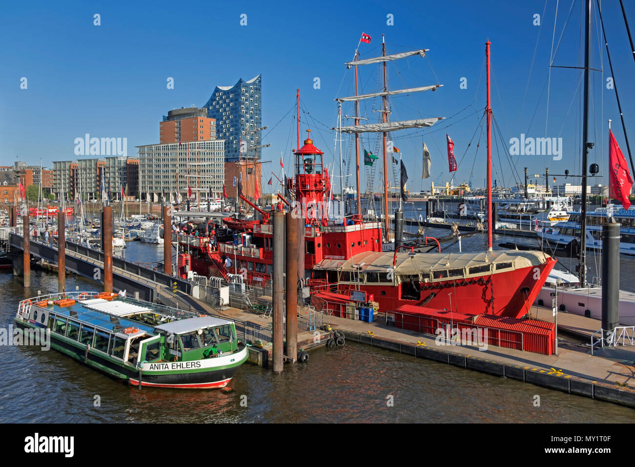 Bateau Restaurant à St Pauli Landungsbrücken Hambourg Allemagne Banque D'Images