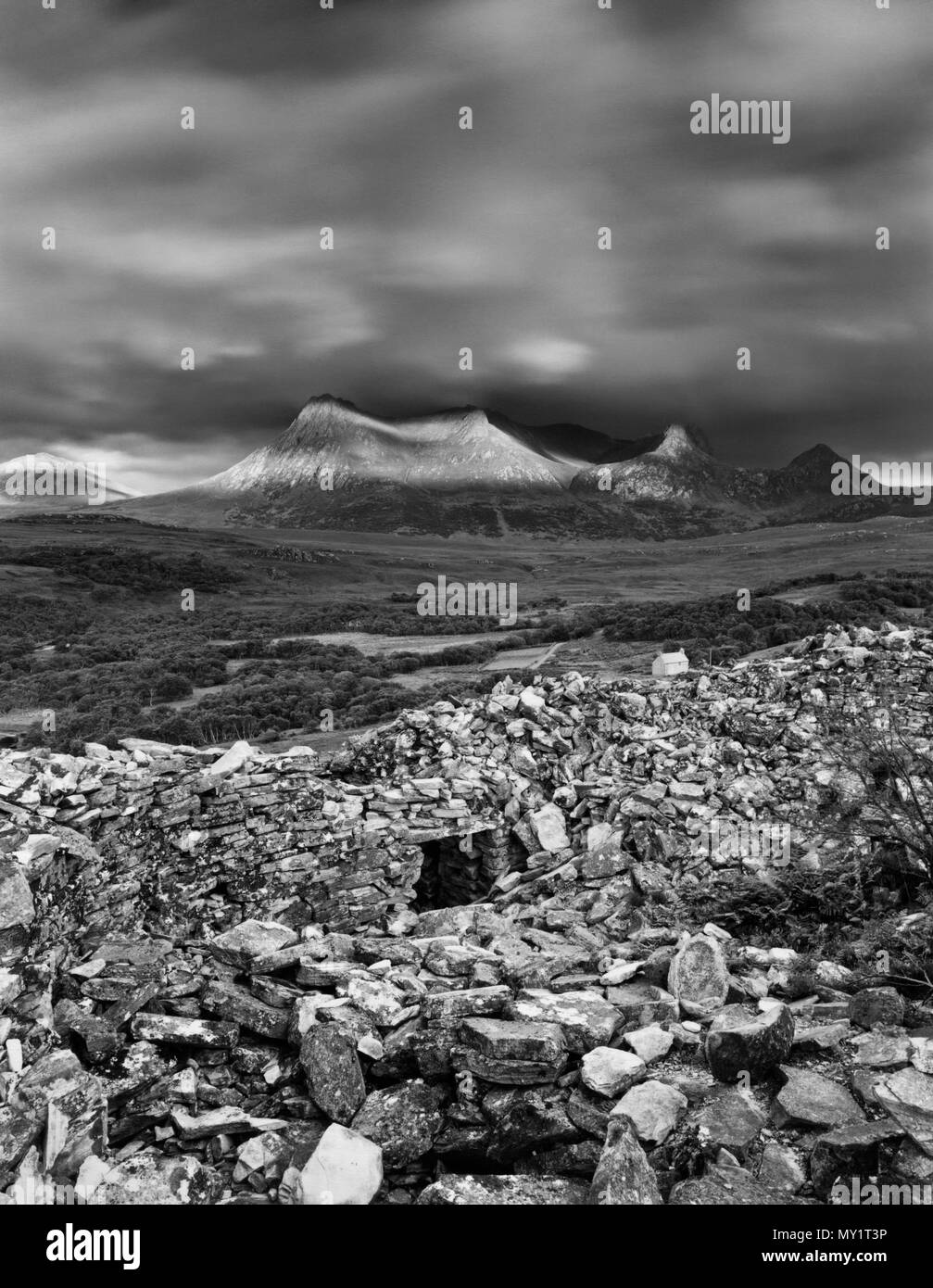 Vue à travers les décombres-remplie et intérieur entrée de Dun na Maigh Age du Fer de broch, Sutherland, Scotland, UK, à la SSE à des sommets de Ben Loyal. Banque D'Images