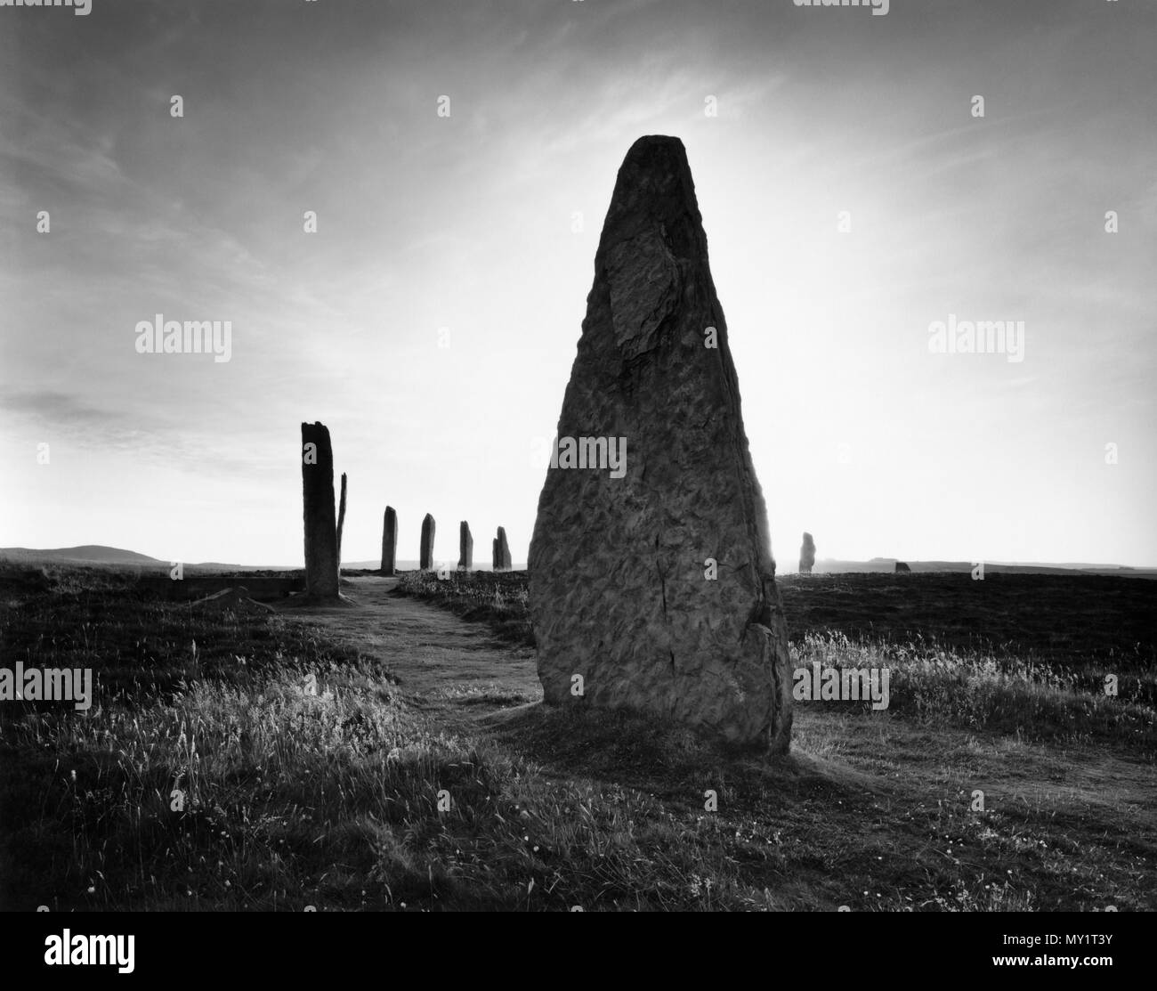 Voir SW au NW de l'arc de l'anneau de Shetlands (Brogar) cercle de pierres néolithiques & henge monument sur la Ness de Shetlands, Mainland, Orkney, au Royaume-Uni. Banque D'Images