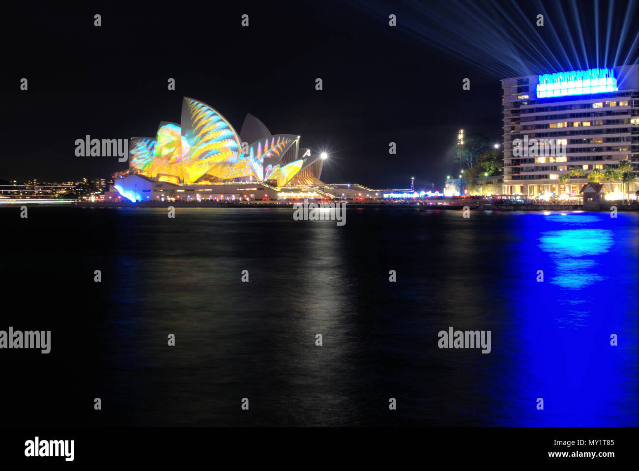 Nuit image d'Opera House de Sydney en Australie. L'exposition à long shot de Opéra illuminé pour Vivid Sydney festival. Banque D'Images