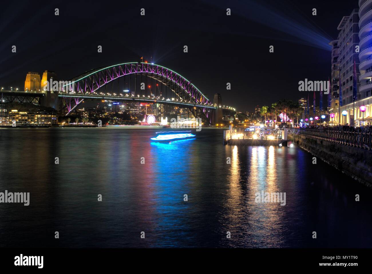 Nuit image du Harbour Bridge de Sydney en Australie. L'exposition à long shot de Sydney Harbour illuminé pour Vivid Sydney festival. Banque D'Images