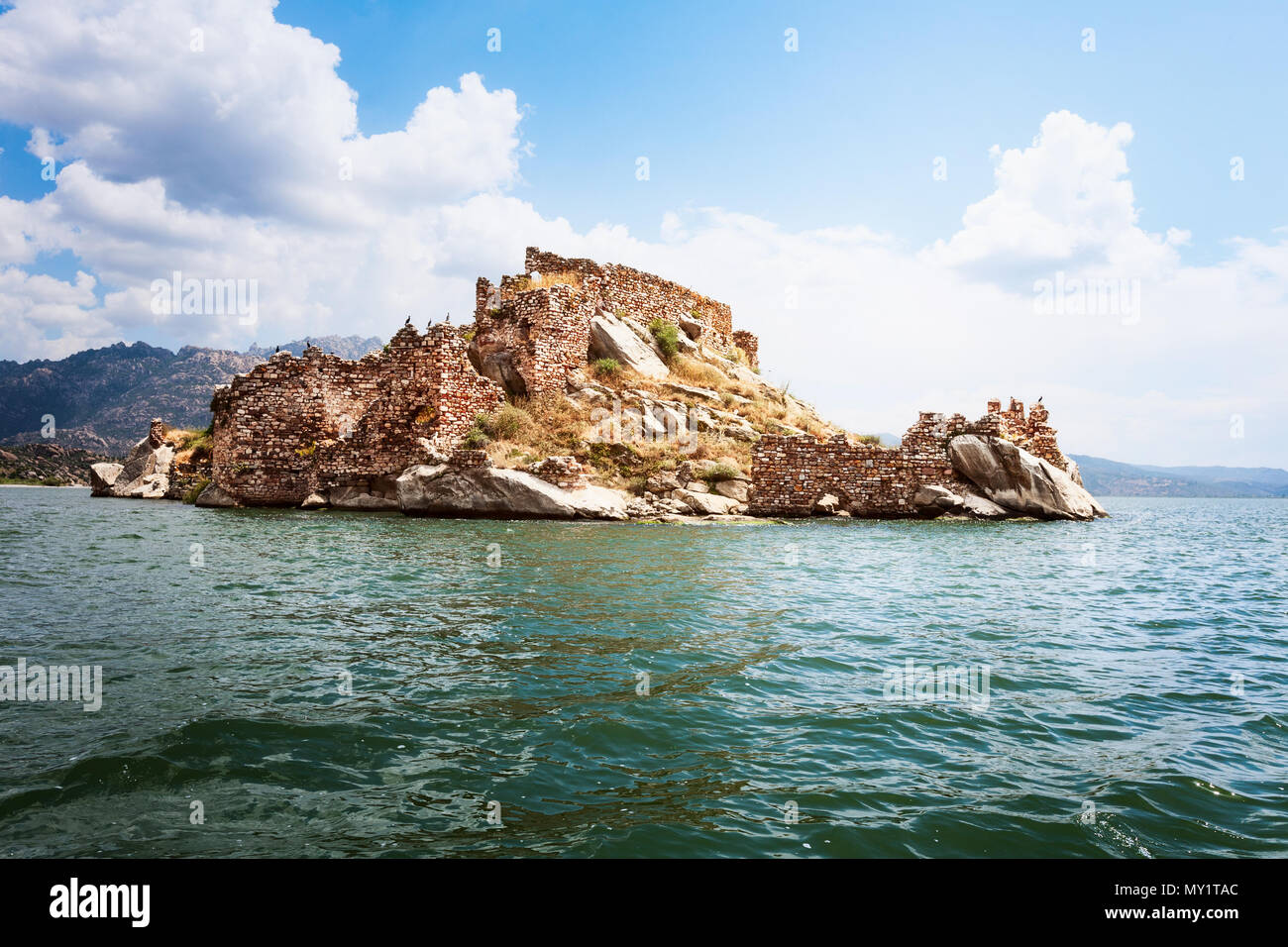 Île avec rock et de ruines antiques sur le lac Bafa, parc national en Turquie. Paysage de mer et de destinations de voyage Banque D'Images