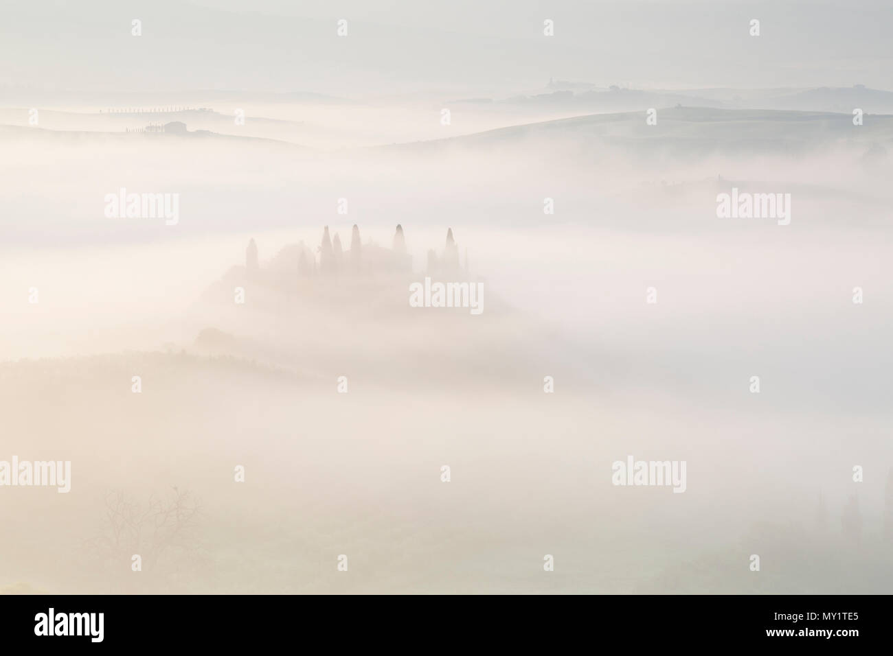Tourbillon de brouillard dans la vallée au Val d'Orcia, tôt le matin à l'aube, San Quirico d'Orcia, près de Pienza, Toscane, Italie en mai Banque D'Images