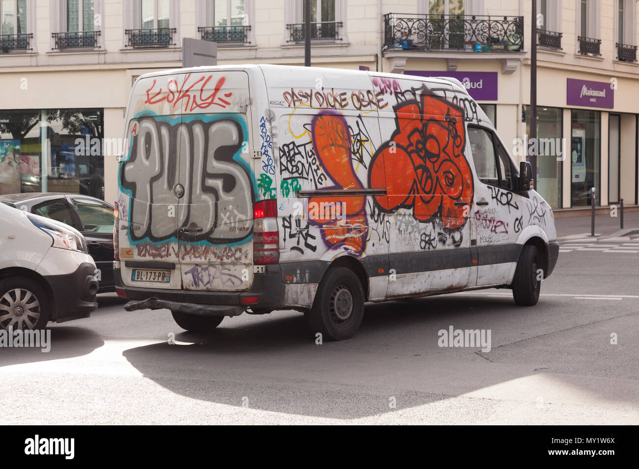 Couverts de graffitis van, rue de Crimée, Paris, France, Europe. Banque D'Images