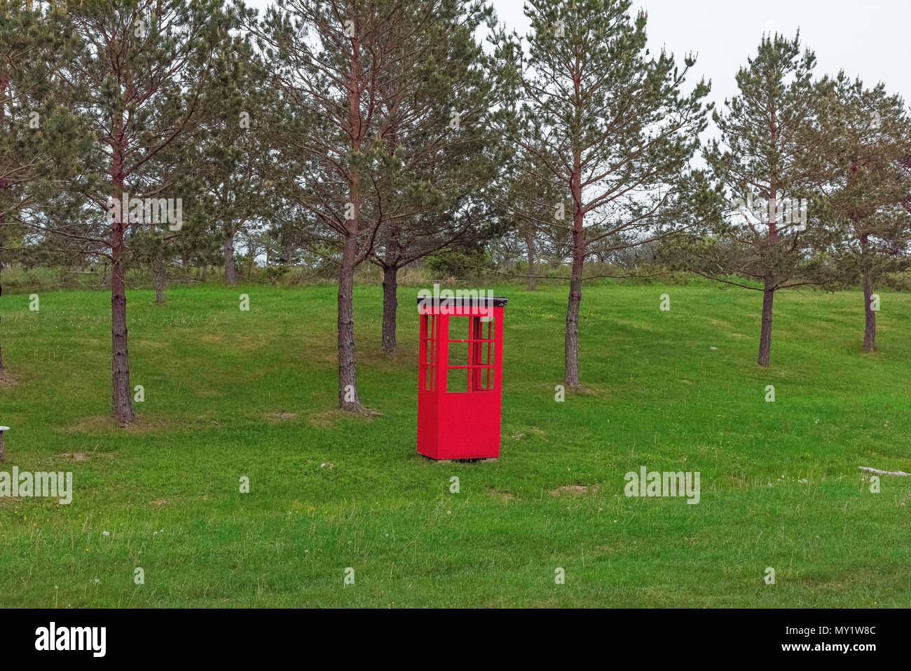 Abri/cabine téléphonique rouge dans la cour d'un motel à Lunenburg, en Nouvelle-Écosse, Canada. Banque D'Images