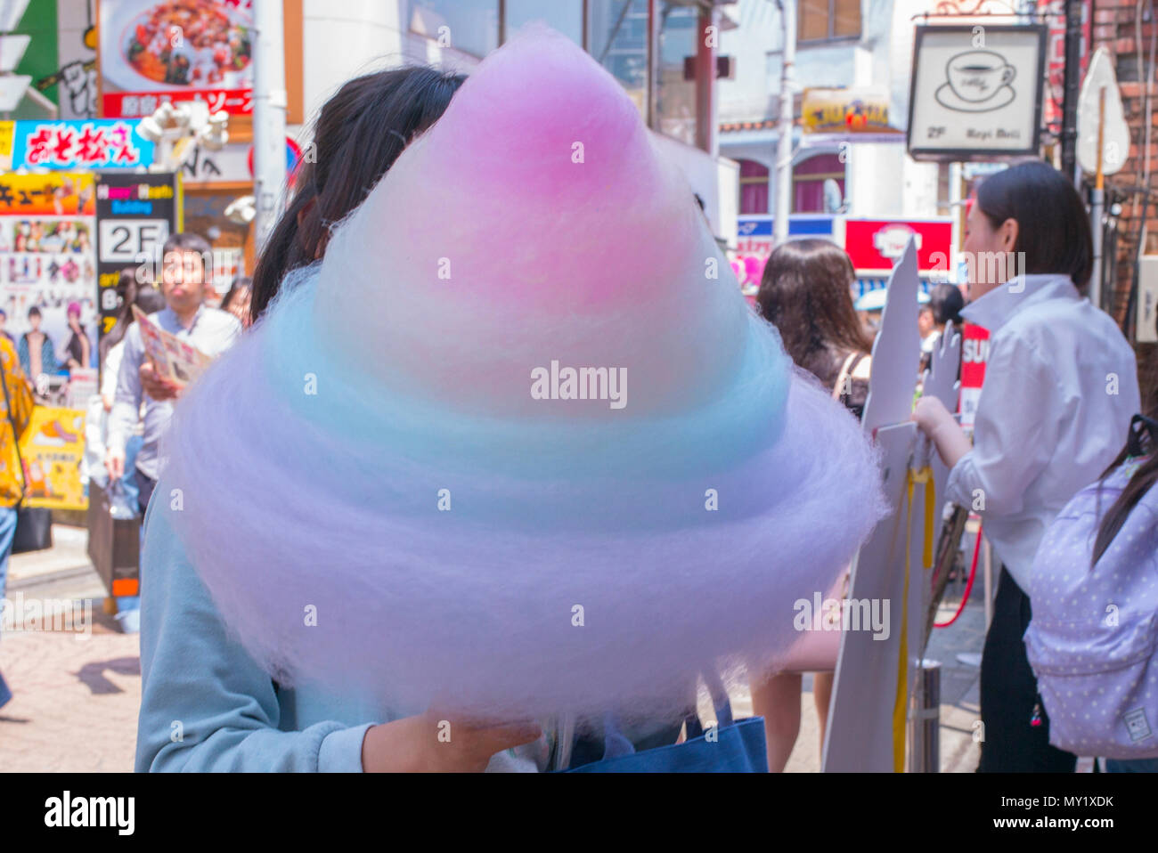 Une fille de manger de la barbe à papa dans la rue Takeshita, Harajuku, Tokyo, Japon Banque D'Images