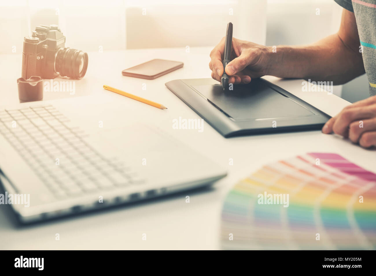 Designer graphique au travail en Bureau avec tablette dessin numérique Banque D'Images
