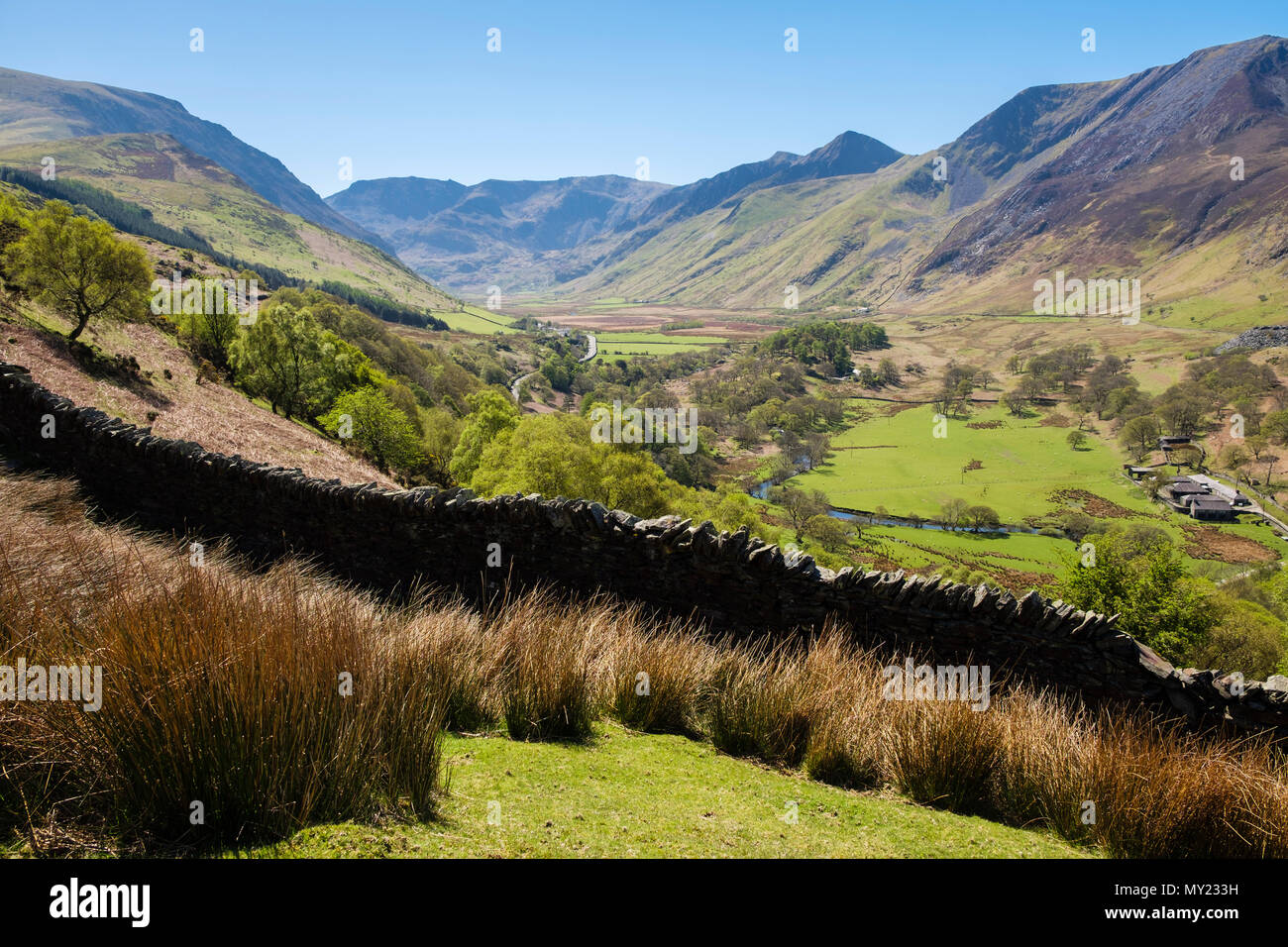 Visualiser jusqu'Nant Ffrancon valley vers Glyderau montagnes de Snowdonia National Park (Eryri) en été. Bethesda, Gwynedd, au nord du Pays de Galles, Royaume-Uni, Angleterre Banque D'Images