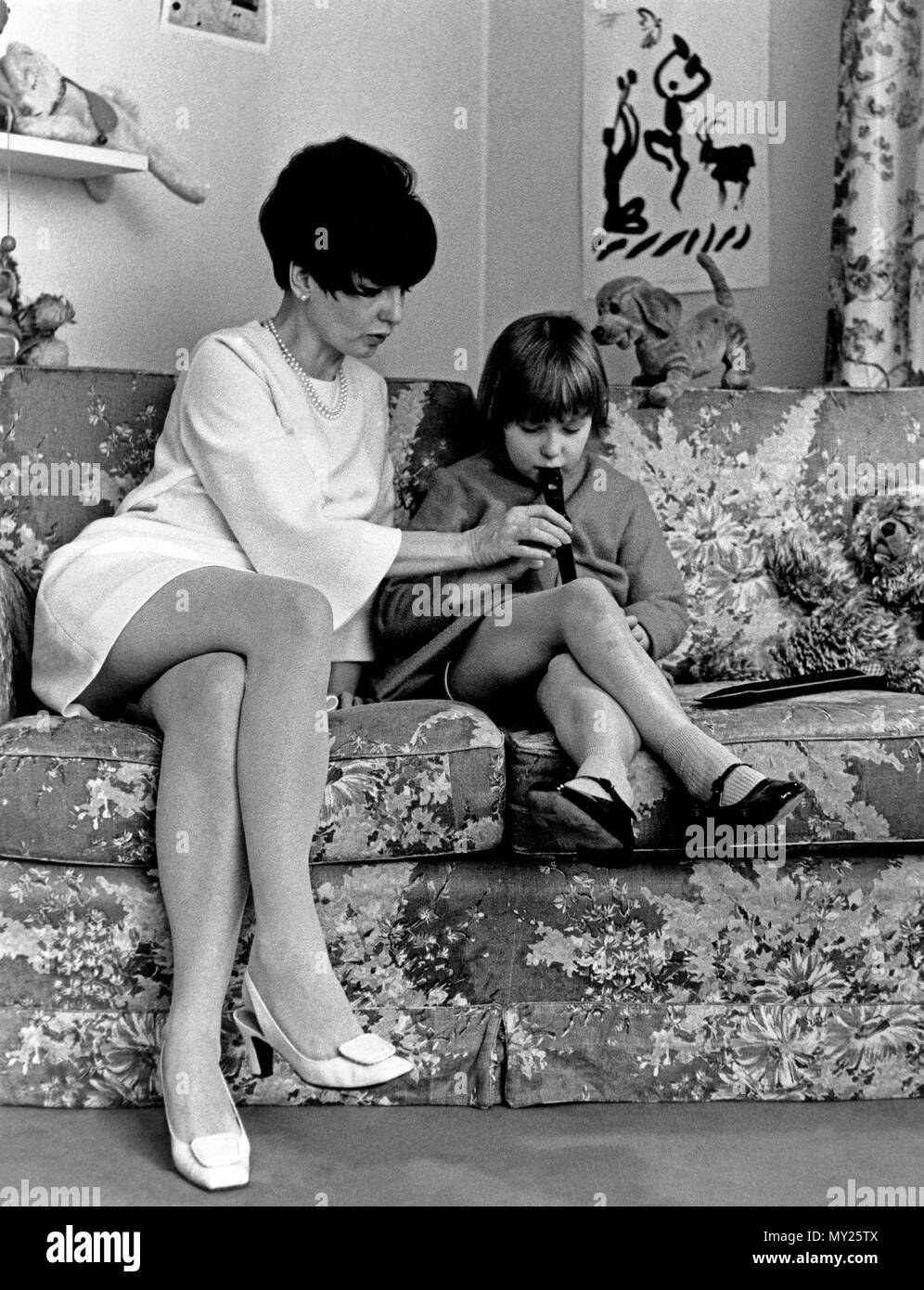 Ingrid Andree mit ihrer Tochter Susanne Lothar, Deutschland 1967. L'actrice allemande Ingrid Andree avec sa fille Susanne Lothar, Allemagne 1967. Banque D'Images