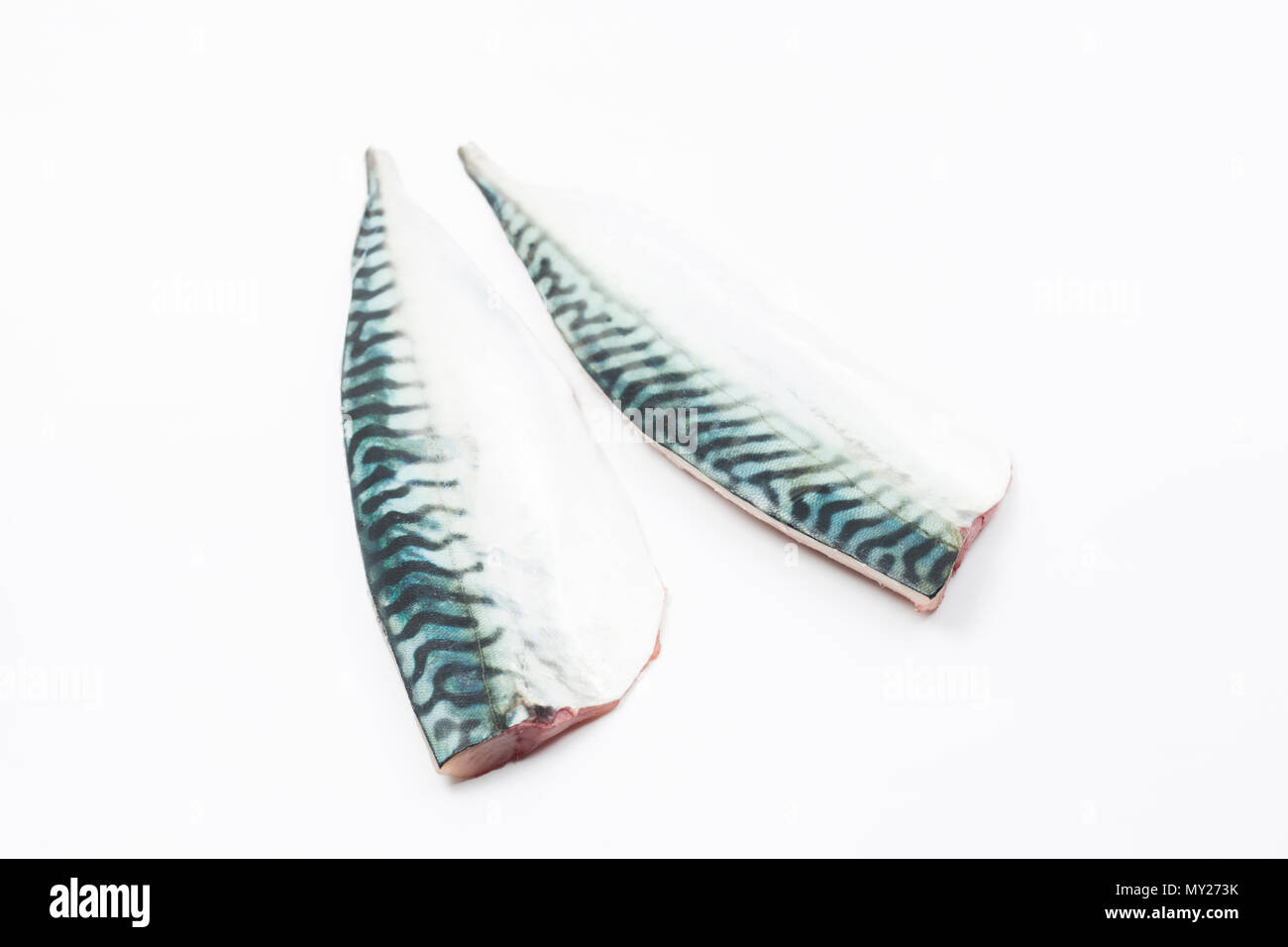 Une paire de filets de maquereau frais, crus sur un fond blanc d'un maquereaux pris à partir de la plage de Chesil dans Dorset sur la tige et la ligne. Photo de ski les montre Banque D'Images