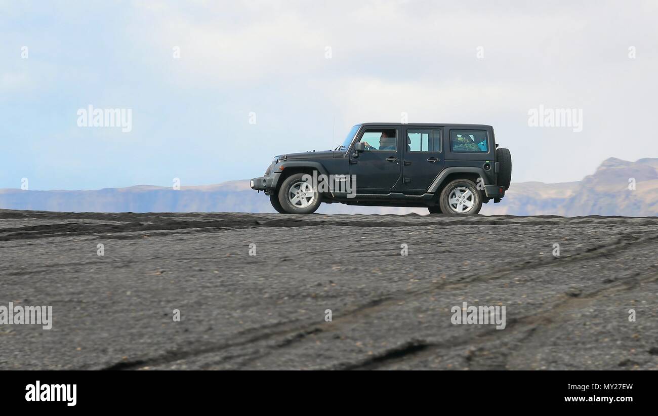 Jeep Wrangler sur terrain islandais Banque D'Images