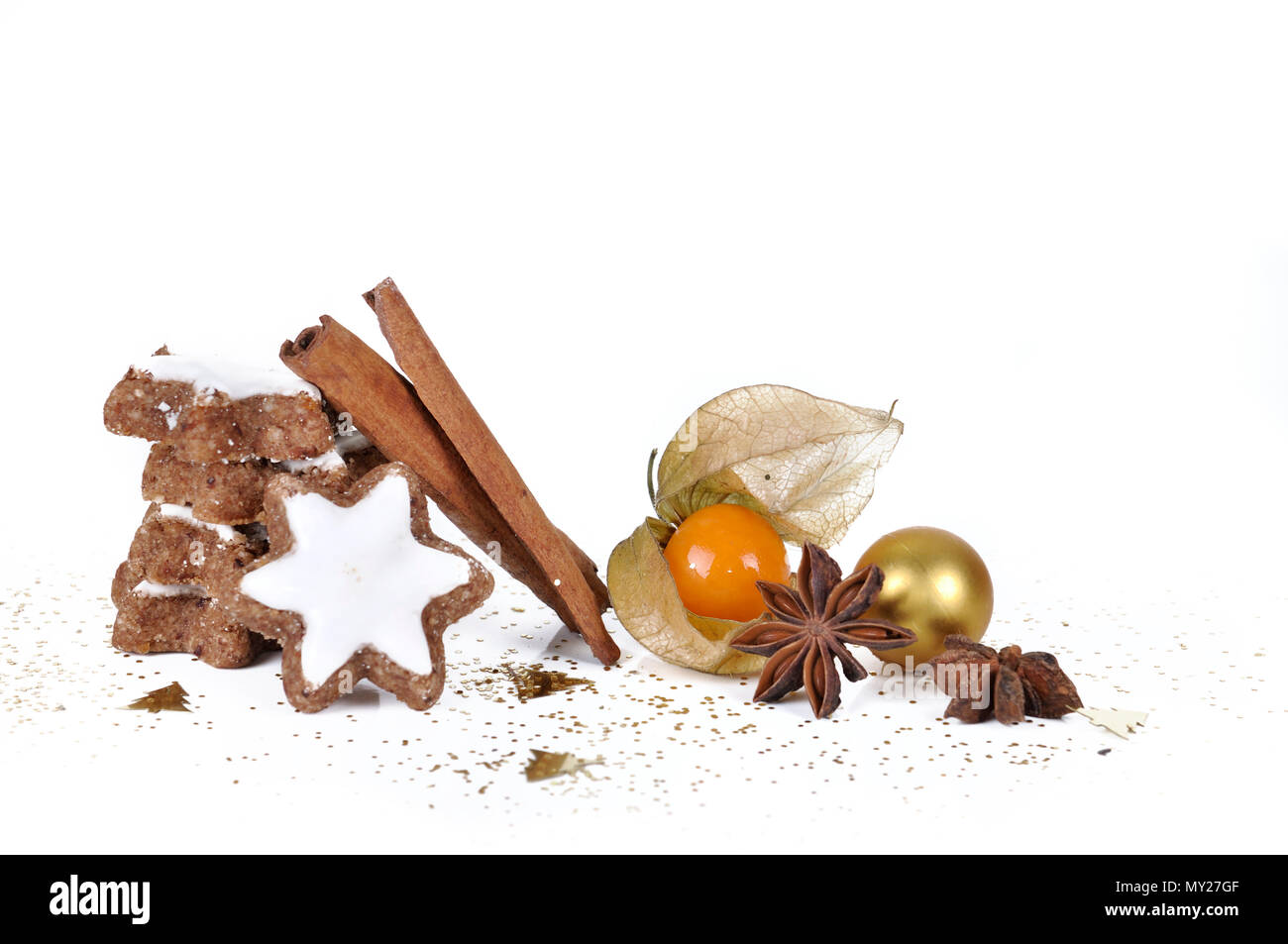 Biscuit à la cannelle et la badiane avec physalis en confettis sur fond blanc Banque D'Images